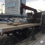 «Вчера предупреждал мэр»: во Владивостоке началась эвакуация брошенных на дорогах авто