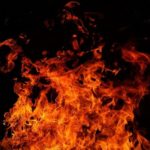 Отрезаны взрослые и дети: мощный пожар охватил квартиру в жилом доме 