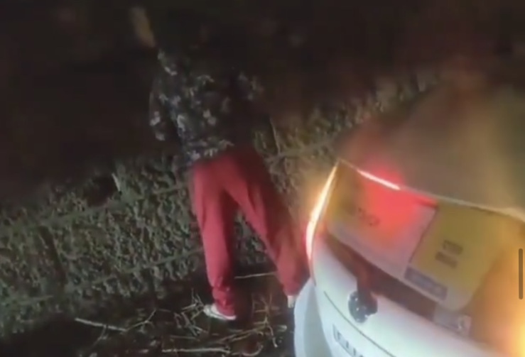 Дети справляют нужду на улице. Китаец справляет нужду в петербурге. Притерпевать нужду. Справляют нужду на детской площадке. Девочка справила нужду на площади.