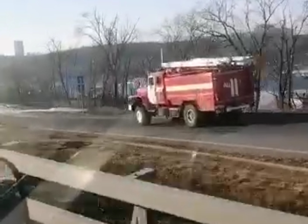 Поехала пожарная машина»: перед мостом на остров Русский - пожар - ОТВПрим