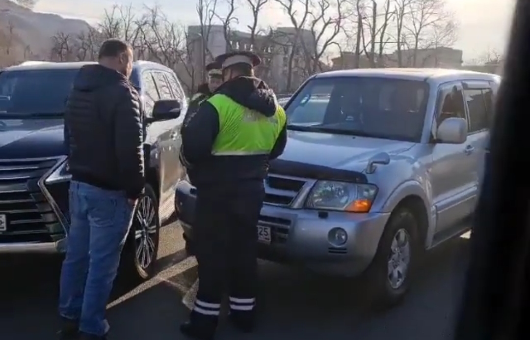 Владелец собирается. Джип по Владивостоку. Клип я еду на джипе. Фит решил побадаться с внедорожником Владивосток. ДТП С китайским внедорожником фото и видео.