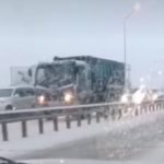 «Всё стоит колом»: первые «жертвы» снегопада во Владивостоке создали серьёзную пробку 