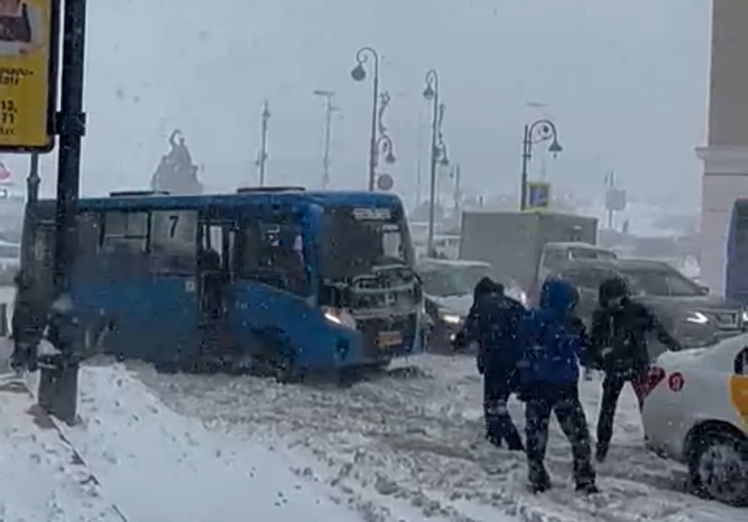 Новости владивостока вл сегодня. Климат Владивосток снежный Покров 2021. Затор на дороге. Что сейчас творится во Владивостоке. Владивосток 2021 погода.