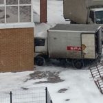 «Он жив хоть?»: житель Владивостока пытался руками остановить фургон, мчащийся в жилой дом