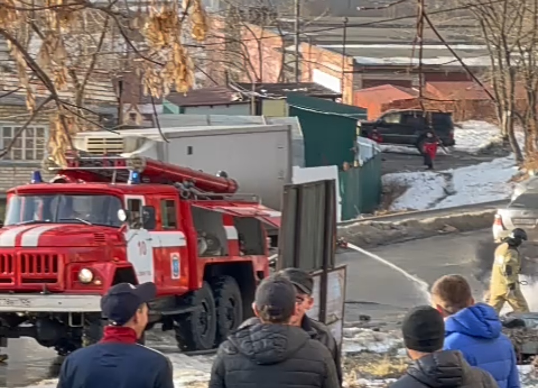 Чья машина стоит? Уберите срочно»: мощный пожар полыхает во Владивостоке -  ОТВПрим