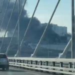 Продавцы пытаются спасти товар: мощный пожар охватил рынок во Владивостоке 