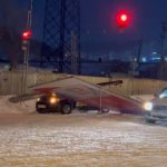 «Сам бог велел не выезжать»: рекламный щит рухнул на автомобиль во Владивостоке