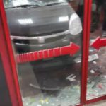 «Боевик снимали?»: автомобиль протаранил двери известного в Приморье супермаркета