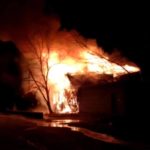 «Как же это страшно»: мощный пожар охватил здание крупнейшего предприятия Приморья