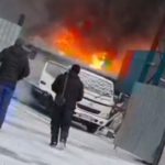 «Ребята съезжаются, спасают технику»: серьёзный пожар полыхает во Владивостоке 