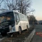 Водитель умер за рулём: автобус с пассажирами врезался в столб в Приморье 