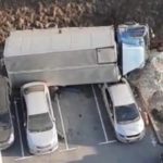 «Все это шипит»: грузовик с пропаном рухнул на автомобили во Владивостоке