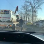 «Скорей забирайте машины»: эвакуация авто идёт на одной из улиц Владивостока 