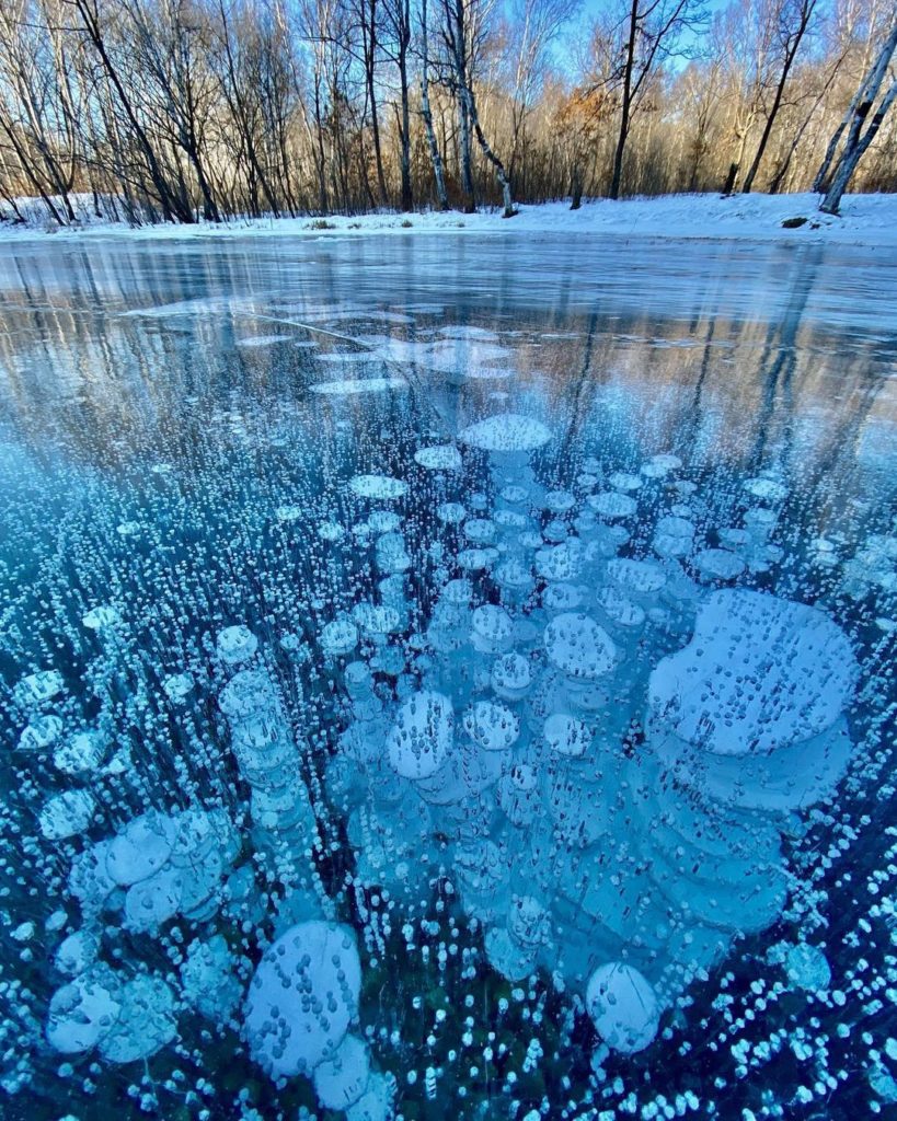 Весенний ледоход на реке, плывут льдины. Необычные картинки февраля. Соколиное озеро 2022