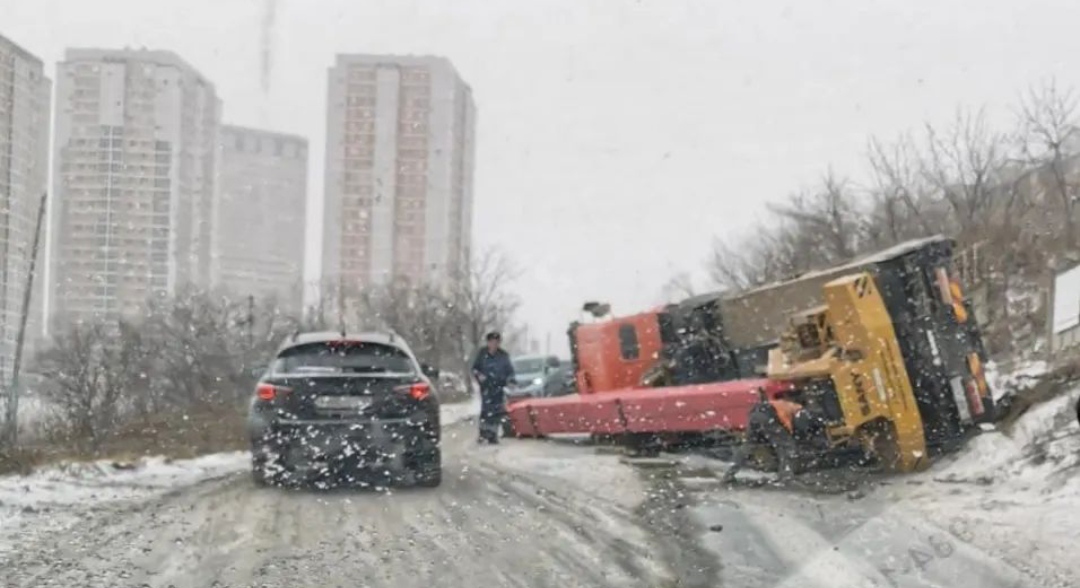 Новости владивостока вл сегодня. Метель в городе. Обстановка на дорогах Владивостока сейчас. Ворота завалило набок.